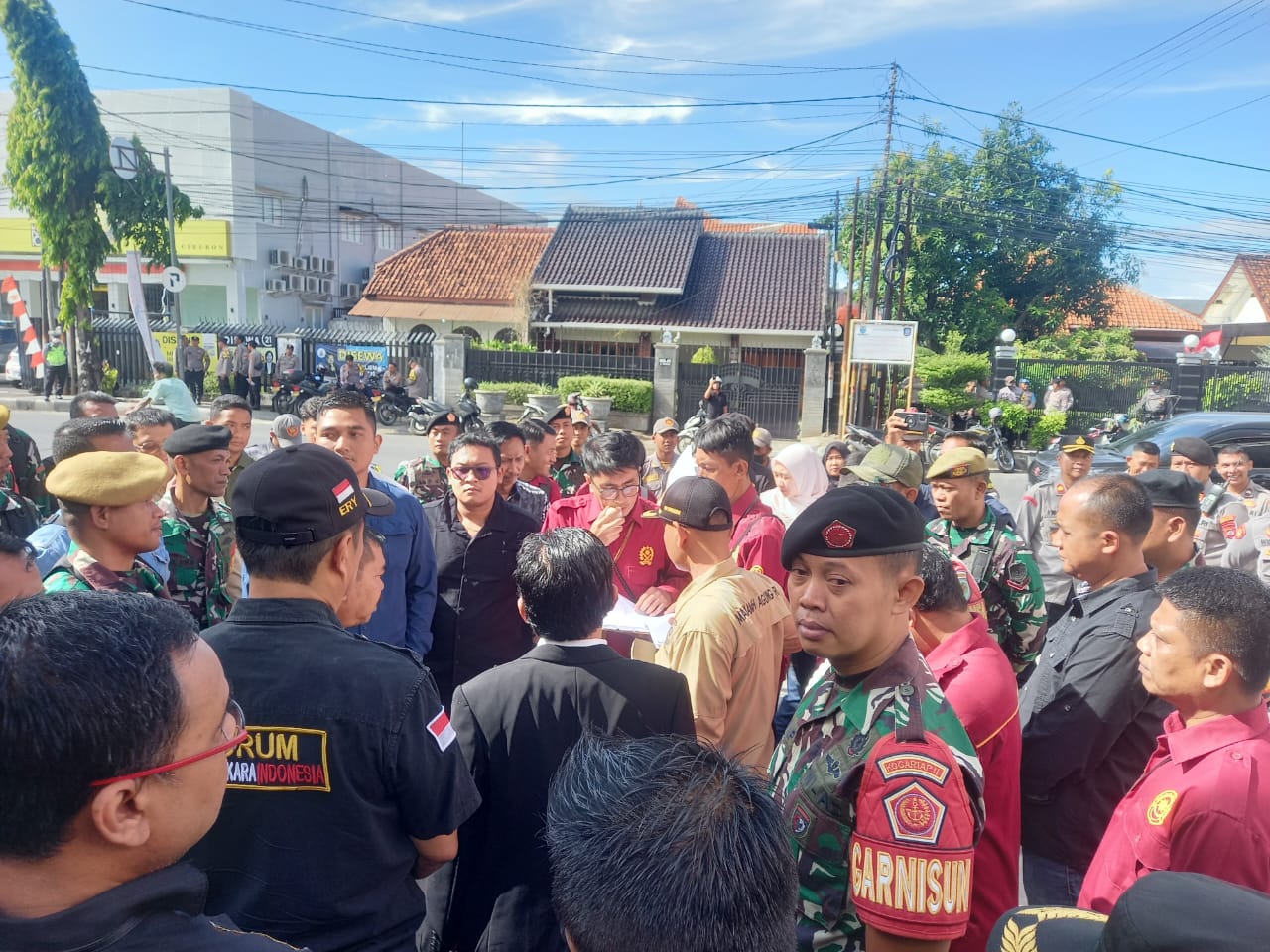 Subgarnisun Cirebon Dampingi PN Cirebon Eksekusi Karaoke Fantasi di Jalan Kartini