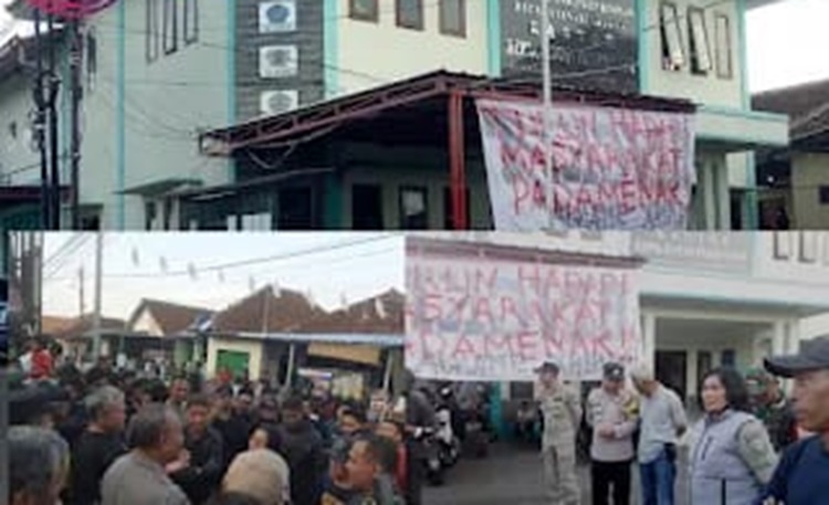 Warga Padamenak Geruduk Bale Desa, Desak Kades Mundur Diduga Kasus Asusila