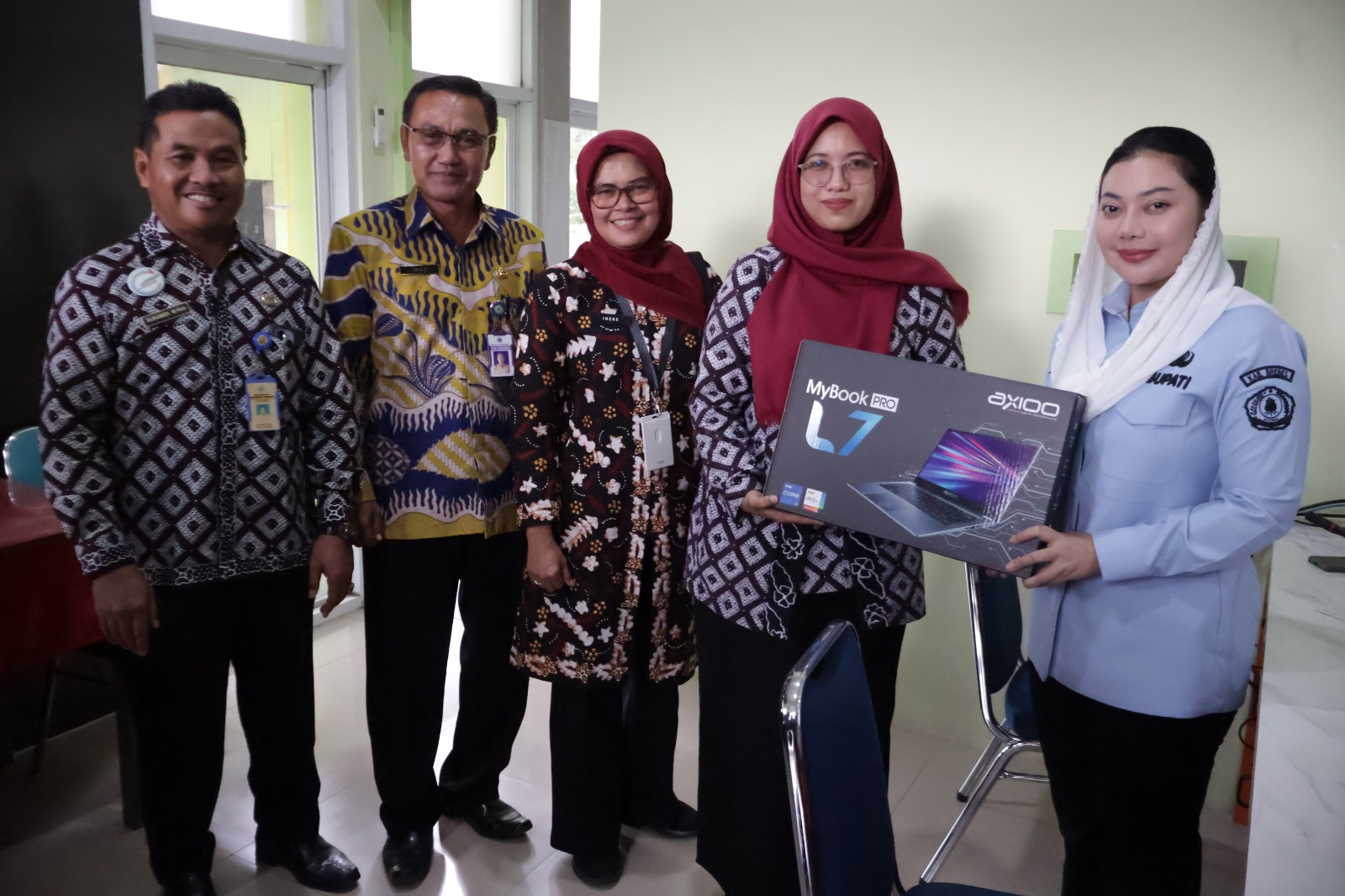 Tingkatkan Layanan Kesehatan, Bupati Brebes Serahkan Laptop untuk 11 Puskesmas