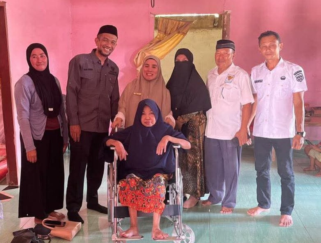 Baznas Kolaka Bantu Kursi Roda dan Alat Bantu Jalan Kelompok Rentan